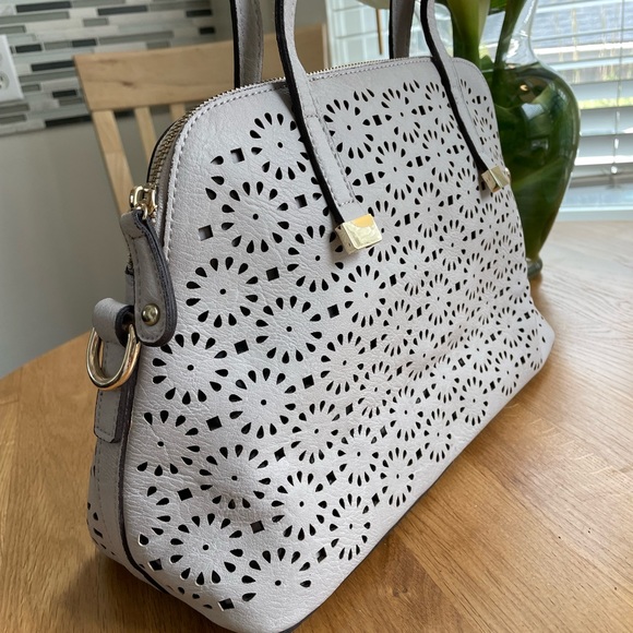 Greige doily pattern purse with removable shoulder strap - Picture 5 of 15